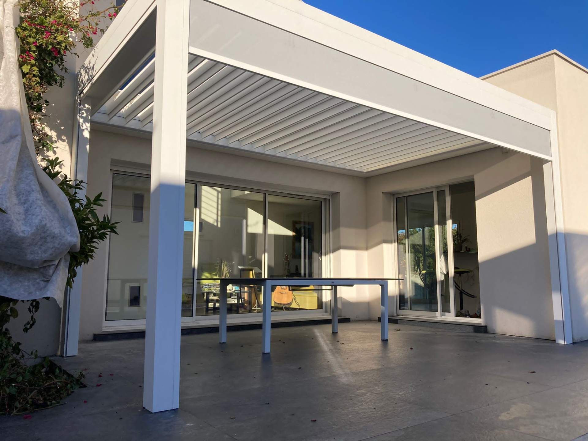 Pergola bioclimatique blanche — Talence